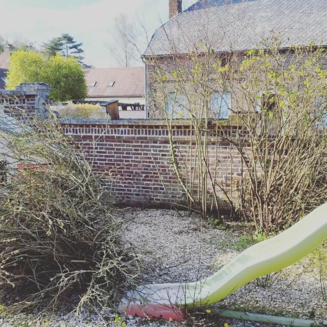 Bon et bien après mon atelier au centre de loisir de Barberey avec les petits CM2, cet après-midi je devais mettre en place ma tour de fraisiers... Mais...
En coupant quelques branches de l'eglantier et de l'autre envahissant à côté, je me suis aperçu que l'eglantier était en très mauvais état ! Énormément de branches mortes et finalement j'y ai pensé tout l'aprèm, et je dois continuer (finir !) demain pour enfin passer à ma tour de fraisiers 😅
Et vous ? Vous faites du jardin ?
#paysdothe #marayeenothe #jardiner